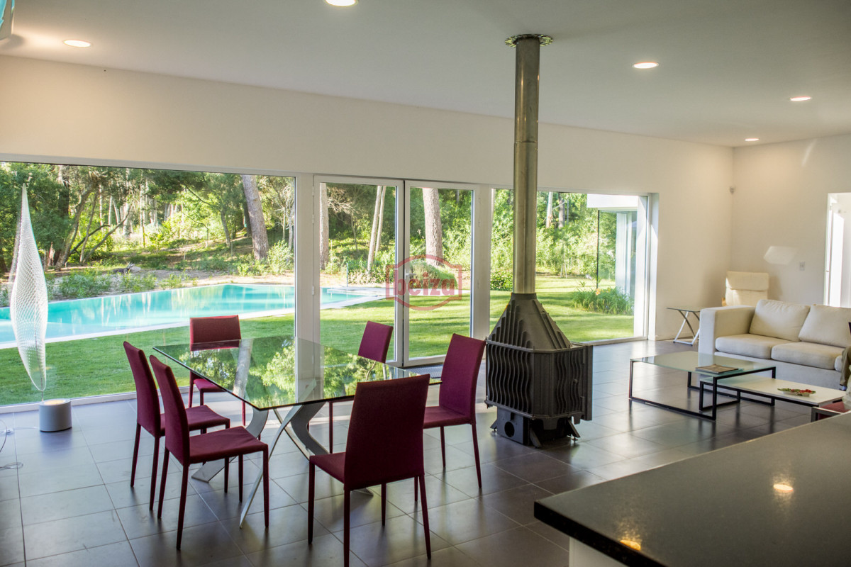 Casa ID.166395/Venta.-Playa-Mansa.-3-Dormitorios.-Excelente-calidad-constructiva. - ESPENDIDA CASA EN VENTA