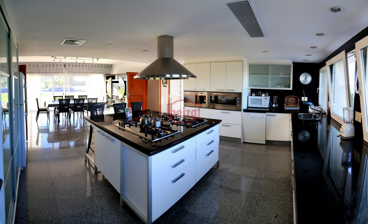 Casa ID.163770/Excelente-casa-moderna-en-Tio-tom,-pegada-al-mar - EXCLUSIVA PROPIEDAD Frente a la bahía, en lo alto y con una vista majestuosa al atardecer.