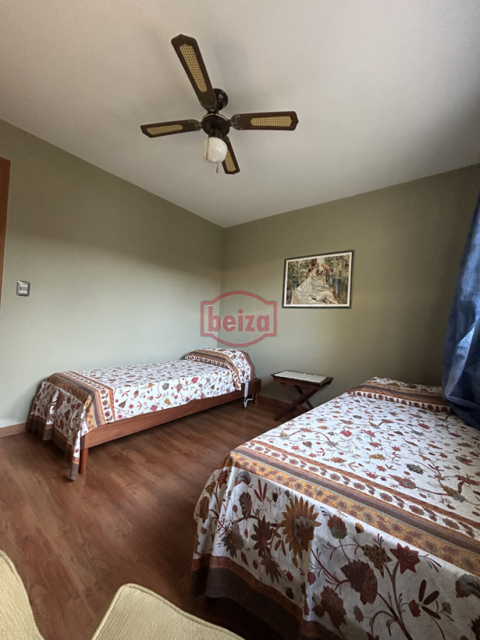 Casa ID.165932/Playa-Mansa-a-150-metros-de-la-costa - Venta. Playa Mansa. 3 Dormitorios. Excelente calidad constructiva.