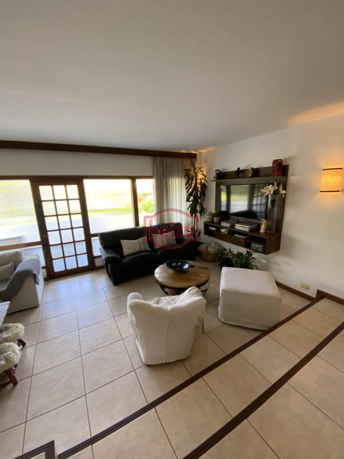 Casa ID.166647/Casa-en-parada-a-100-metros-del-mar,- - Amplia Casa de 4 dormitorios y 3 baños en Mansa 