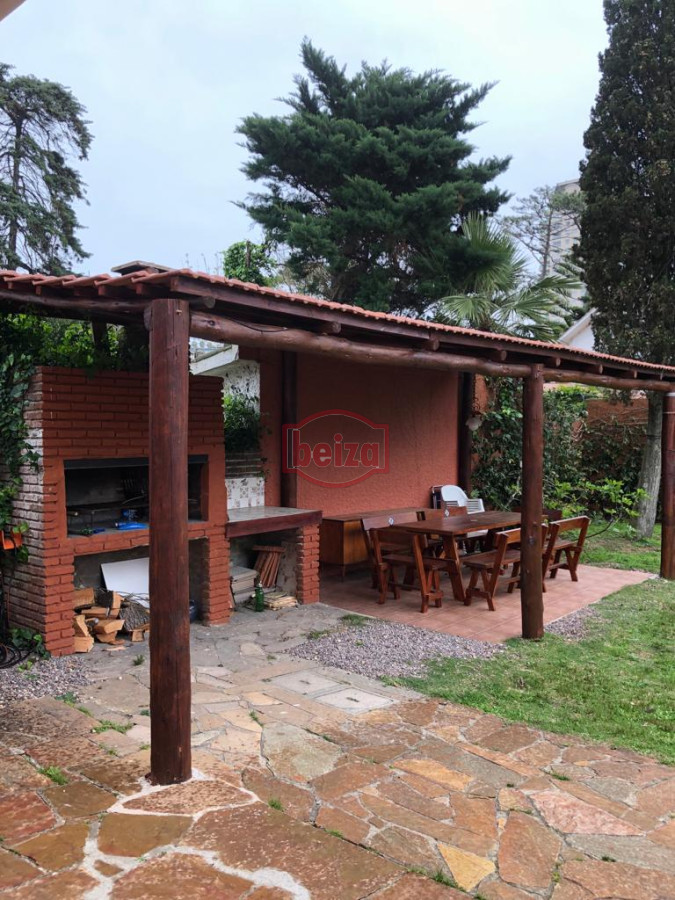 Casa ID.164788/Casa-en-Pinares,-2-dormitorios- - mansa una cuadra del mar