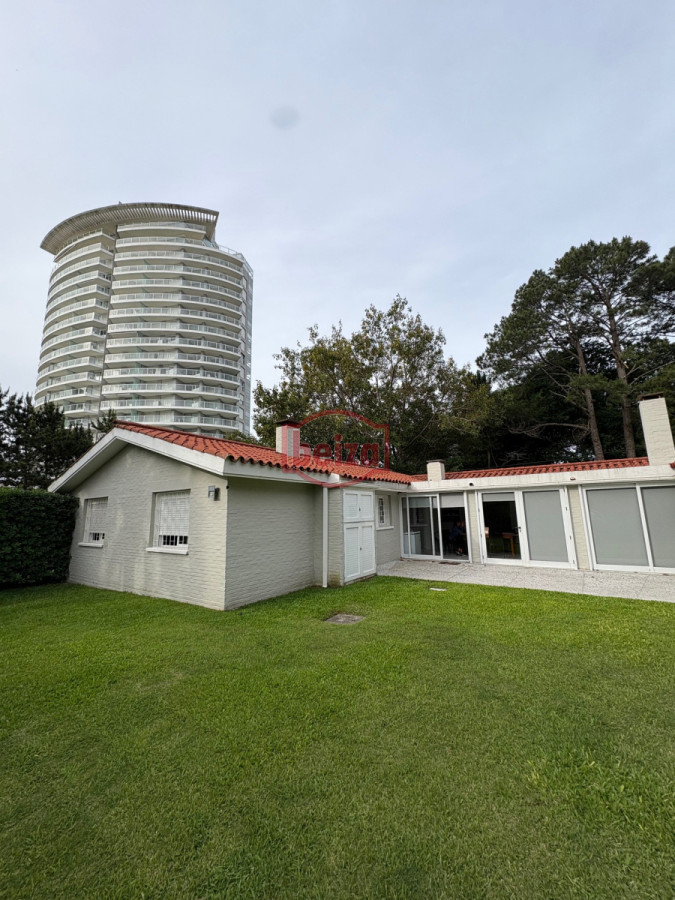 Casa ID.166634/Casa-de-3-Dormitorios-en-Manantiales - Casa en parada a 100 metros del mar, 