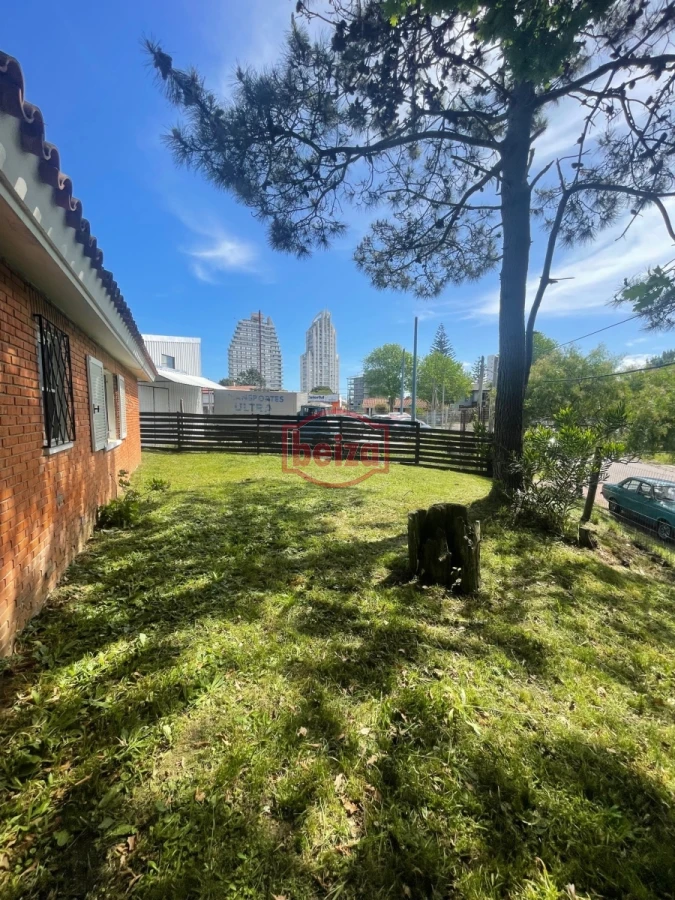 Casa ID.166171/Casa-de-3-dormitorios-en-Playa-Mansa.- - Casa en venta para clinica