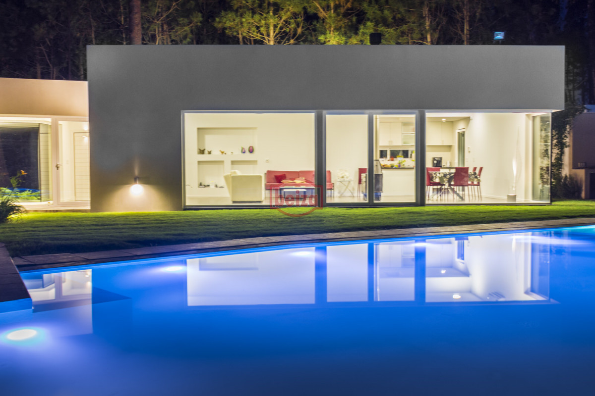 Casa ID.166395/Venta.-Playa-Mansa.-3-Dormitorios.-Excelente-calidad-constructiva. - ESPENDIDA CASA EN VENTA