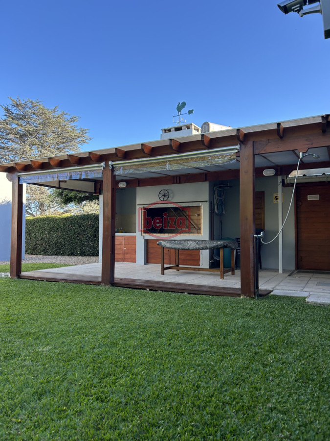 Casa ID.165932/Playa-Mansa-a-150-metros-de-la-costa - Venta. Playa Mansa. 3 Dormitorios. Excelente calidad constructiva.