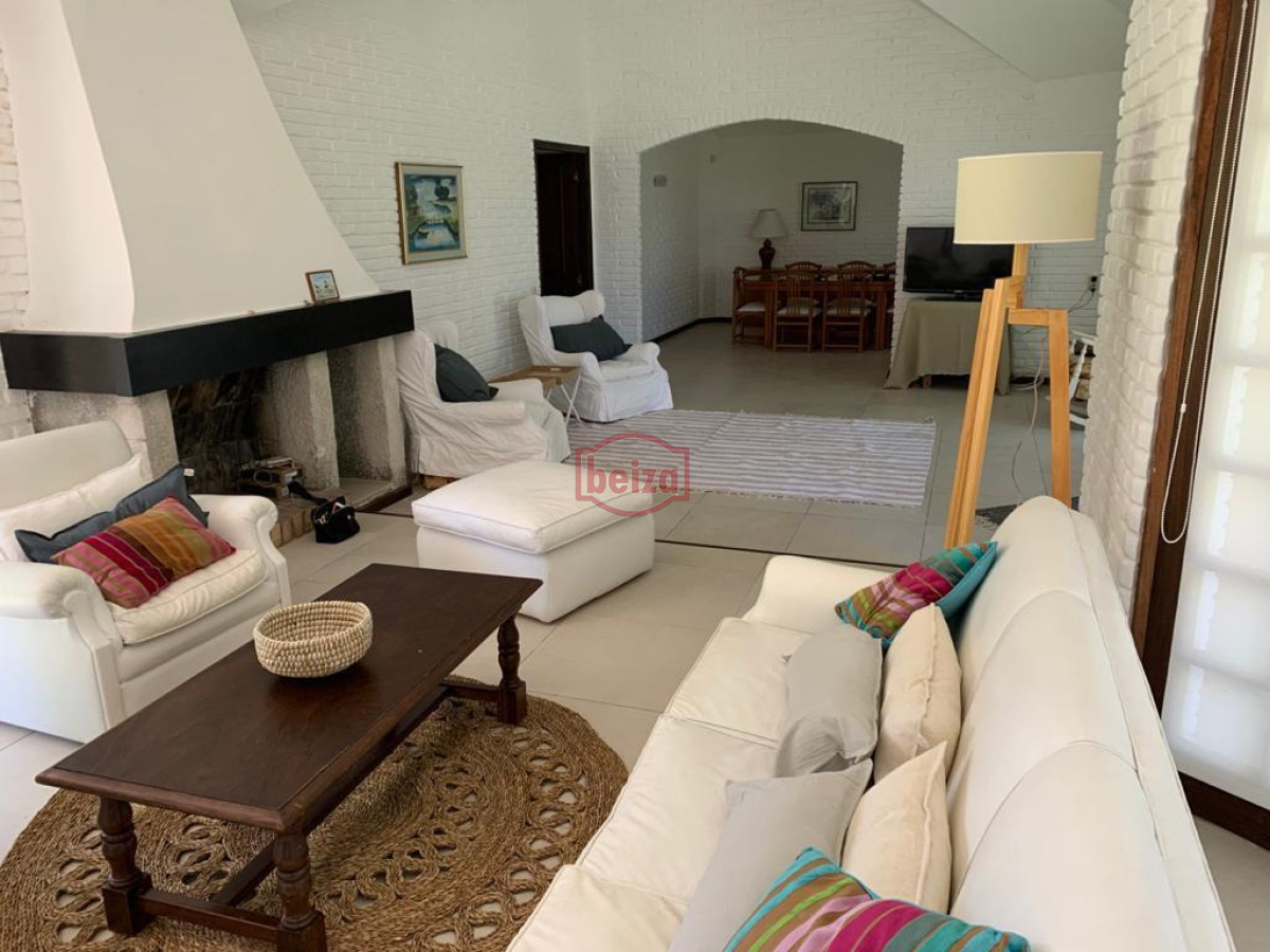 Casa ID.163129/Casa-en-Mansa,-5-dormitorios-* - casa muy bien ubicada en alquiler