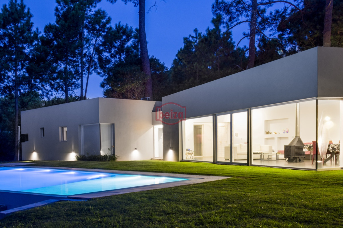 Casa ID.166395/Venta.-Playa-Mansa.-3-Dormitorios.-Excelente-calidad-constructiva. - ESPENDIDA CASA EN VENTA