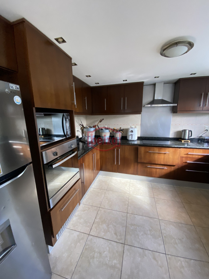 Casa ID.166647/Casa-en-parada-a-100-metros-del-mar,- - Amplia Casa de 4 dormitorios y 3 baños en Mansa 