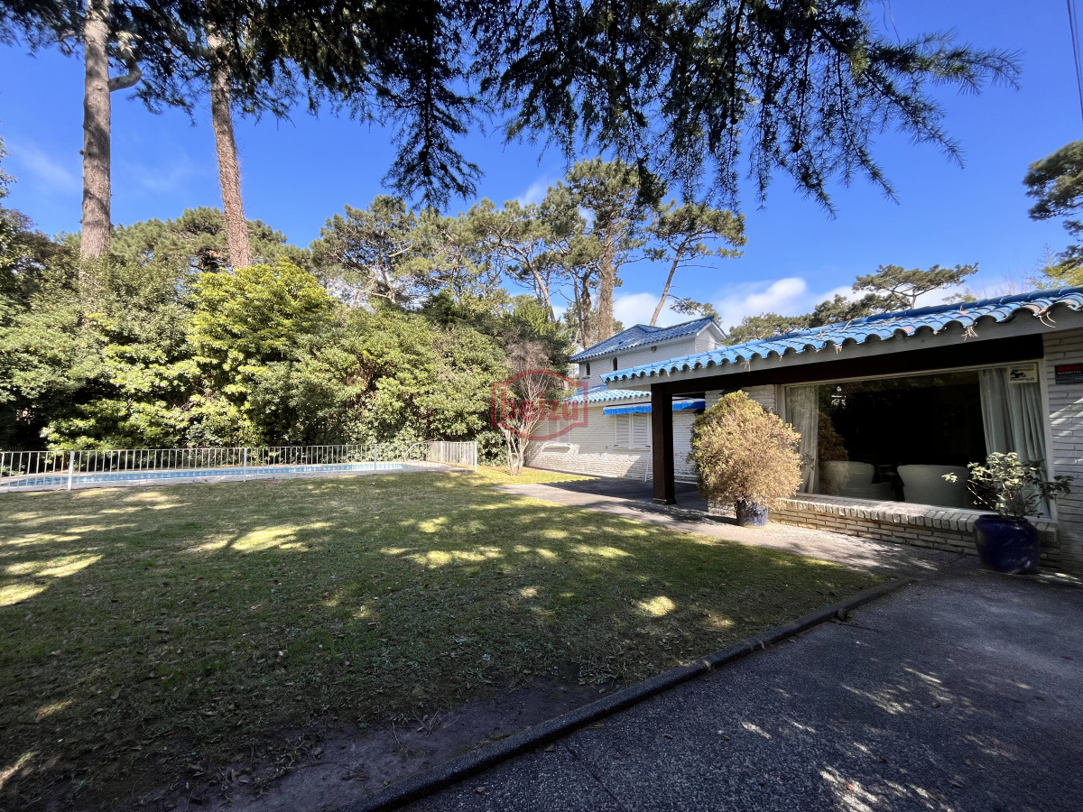 Casa ID.166840/Venta-de-Casa-4-dormitorios-en-Portezuelo,-Punta-del-Este. - Venta casa 5 dormitorios en Playa Mansa Punta del Este