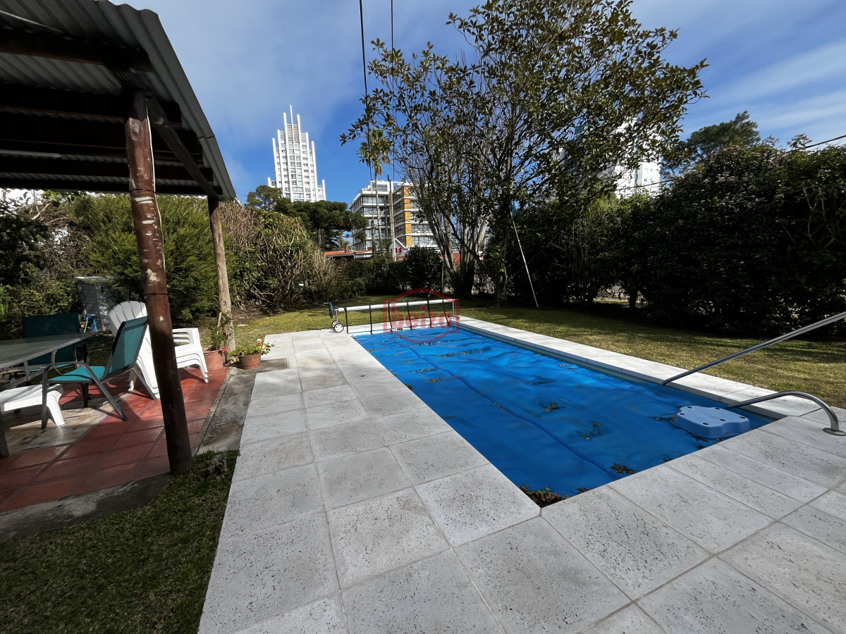 Casa ID.166894/CASA-EN-PROPIEDAD-HORIZONTAL,-EN-ZONA-DE-TIO-TOM - Venta casa 5 dormitorios Barrio Mónaco Punta del Este