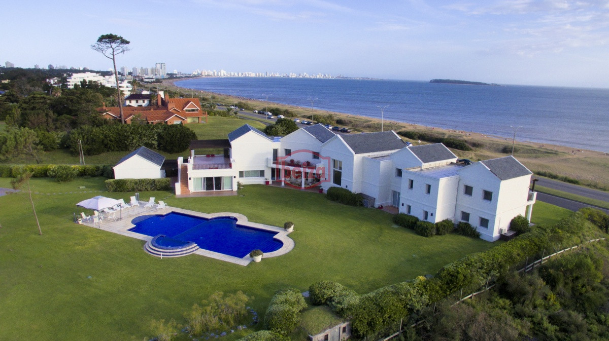 Casa ID.163770/Excelente-casa-moderna-en-Tio-tom,-pegada-al-mar - EXCLUSIVA PROPIEDAD Frente a la bahía, en lo alto y con una vista majestuosa al atardecer.