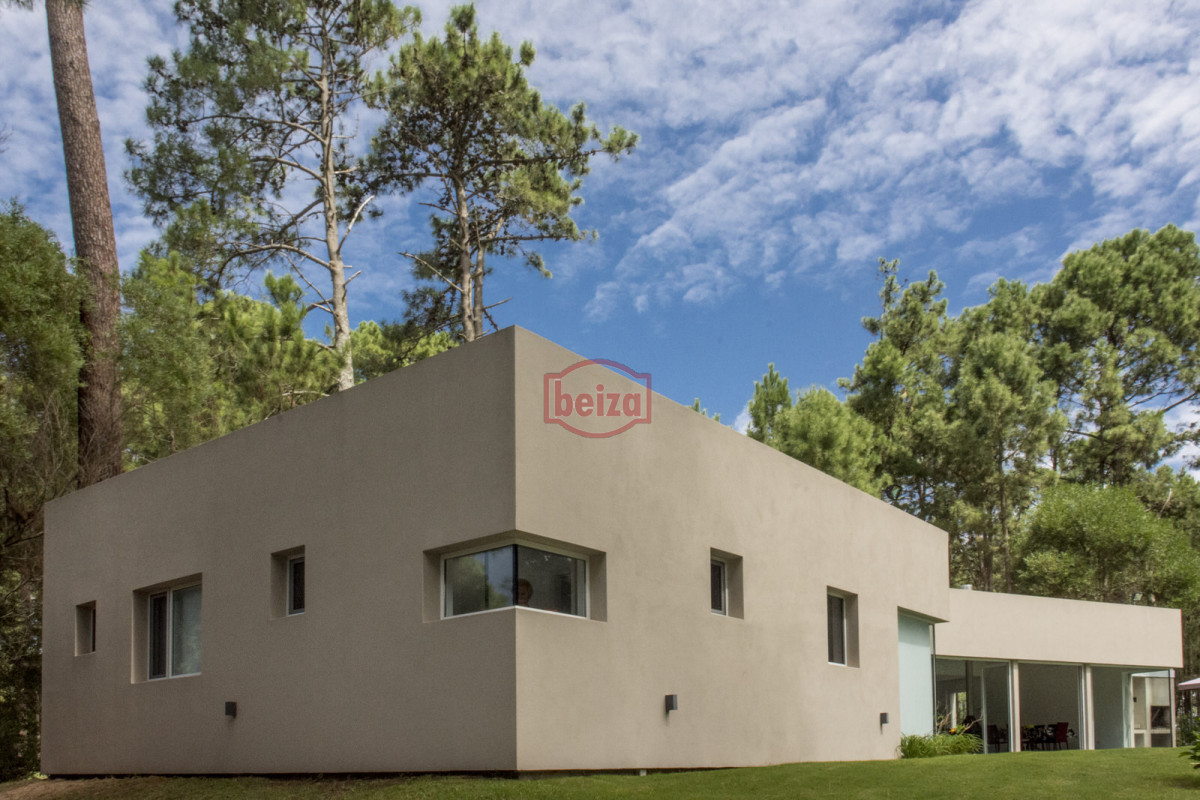 Casa ID.166395/Venta.-Playa-Mansa.-3-Dormitorios.-Excelente-calidad-constructiva. - ESPENDIDA CASA EN VENTA