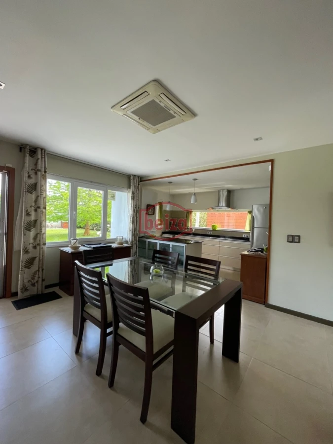 Casa ID.165932 - Venta. Playa Mansa. 3 Dormitorios. Excelente calidad constructiva.