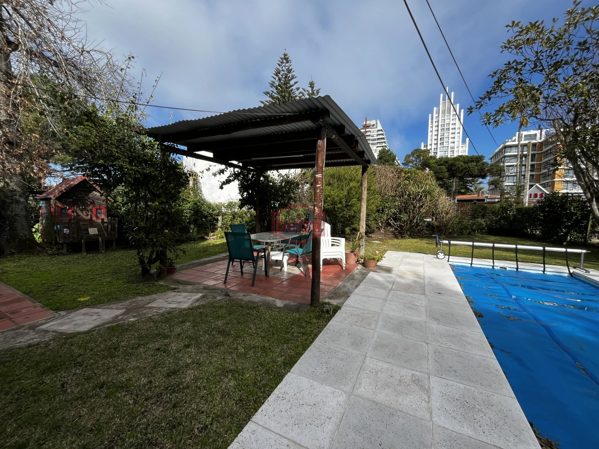 Casa ID.166894/CASA-EN-PROPIEDAD-HORIZONTAL,-EN-ZONA-DE-TIO-TOM - Venta casa 5 dormitorios Barrio Mónaco Punta del Este