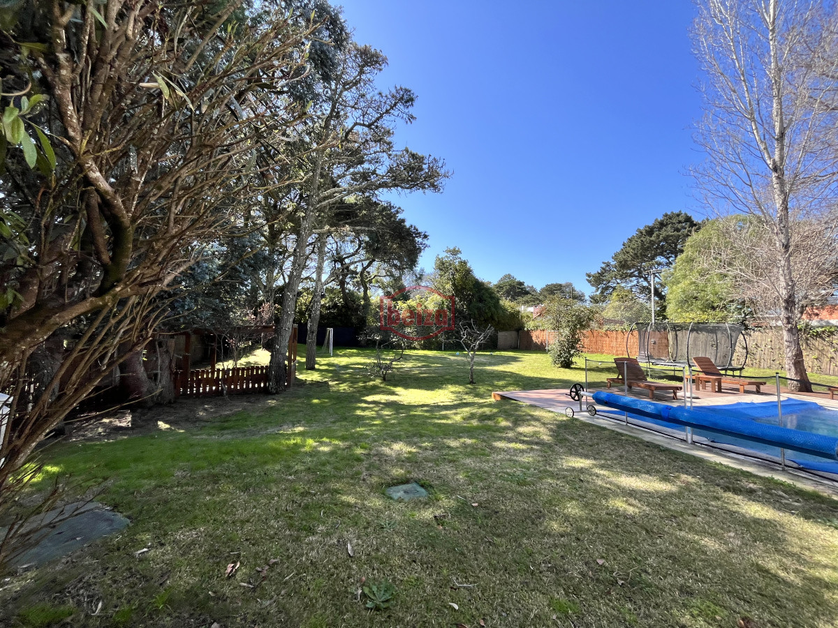 Casa ID.166852/Venta-casa-5-dormitorios-en-Playa-Mansa-Punta-del-Este - Venta casa 4 dormitorios Barrio Golf Punta del Este