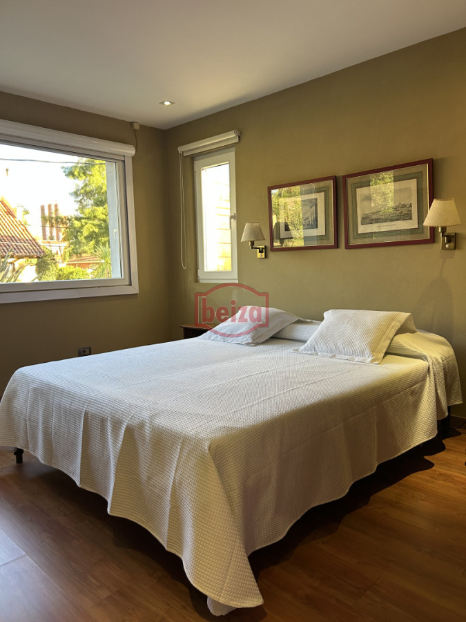 Casa ID.165932/Playa-Mansa-a-150-metros-de-la-costa - Venta. Playa Mansa. 3 Dormitorios. Excelente calidad constructiva.