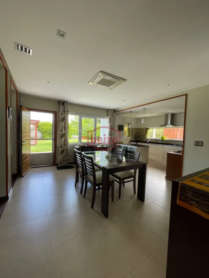 Casa ID.165932 - Venta. Playa Mansa. 3 Dormitorios. Excelente calidad constructiva.