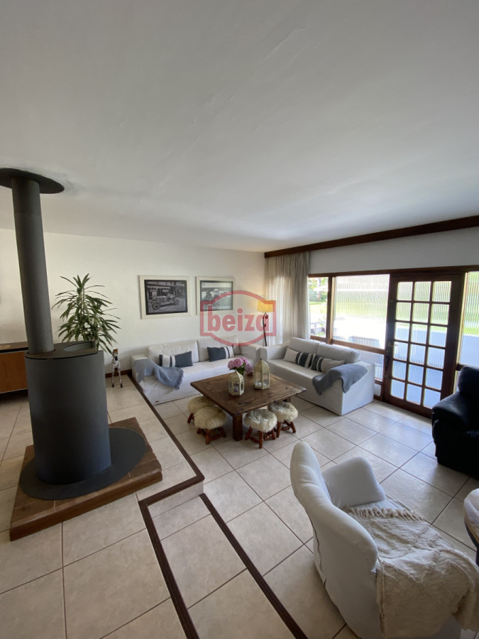 Casa ID.166647/Casa-en-parada-a-100-metros-del-mar,- - Amplia Casa de 4 dormitorios y 3 baños en Mansa 