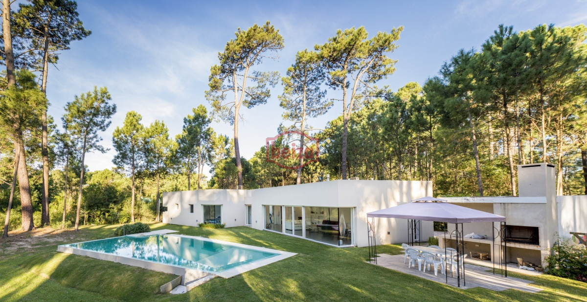 Casa ID.166395/Venta.-Playa-Mansa.-3-Dormitorios.-Excelente-calidad-constructiva. - ESPENDIDA CASA EN VENTA