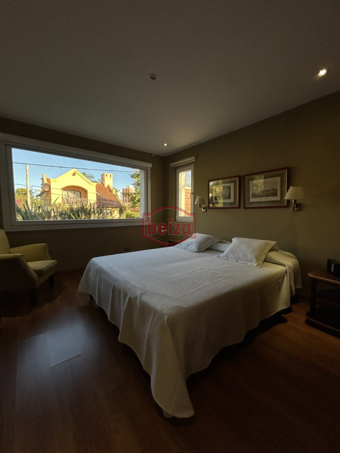 Casa ID.165932/Playa-Mansa-a-150-metros-de-la-costa - Venta. Playa Mansa. 3 Dormitorios. Excelente calidad constructiva.