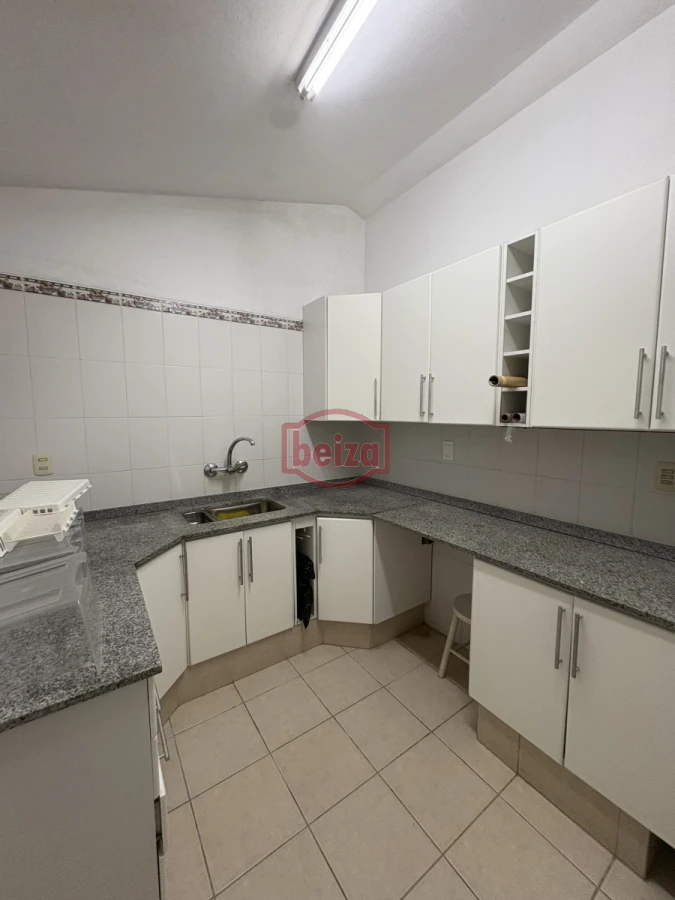 Casa ID.166171/Casa-de-3-dormitorios-en-Playa-Mansa.- - Casa en venta para clinica