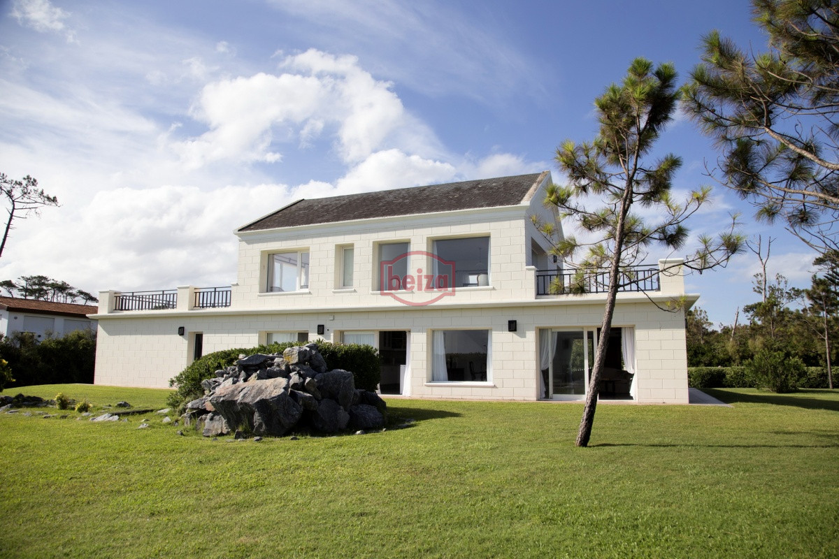 Casa ID.163770/Excelente-casa-moderna-en-Tio-tom,-pegada-al-mar - EXCLUSIVA PROPIEDAD Frente a la bahía, en lo alto y con una vista majestuosa al atardecer.