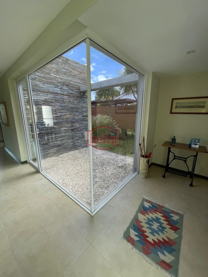 Casa ID.165932 - Venta. Playa Mansa. 3 Dormitorios. Excelente calidad constructiva.