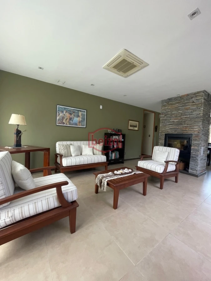 Casa ID.165932 - Venta. Playa Mansa. 3 Dormitorios. Excelente calidad constructiva.