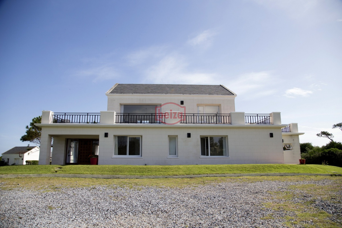 Casa ID.163770/Excelente-casa-moderna-en-Tio-tom,-pegada-al-mar - EXCLUSIVA PROPIEDAD Frente a la bahía, en lo alto y con una vista majestuosa al atardecer.