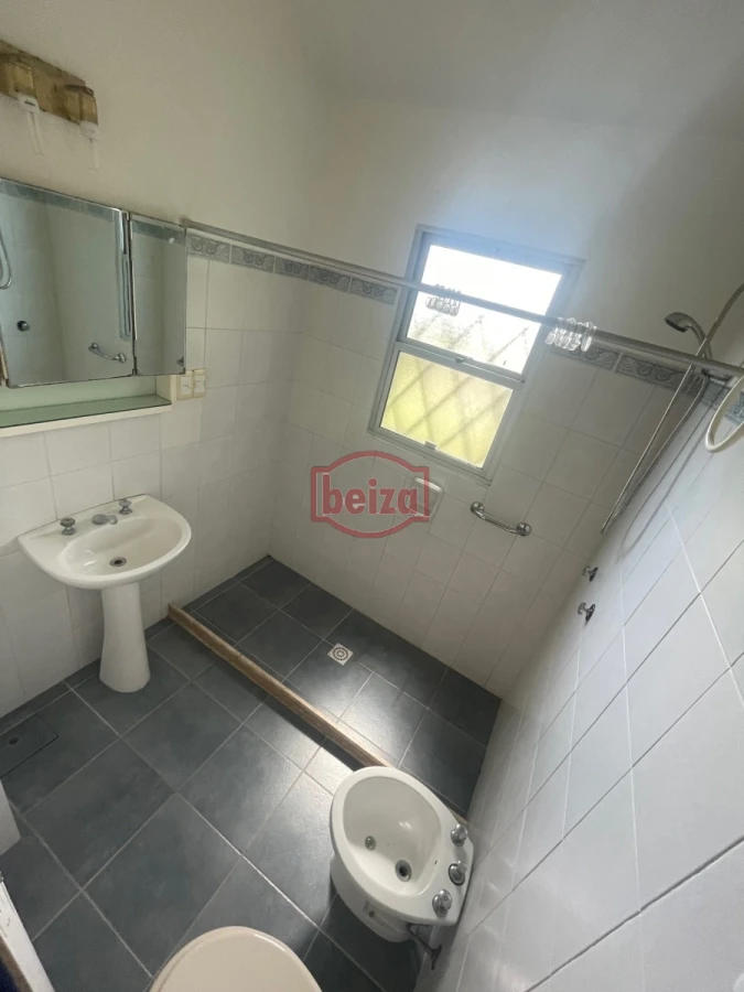 Casa ID.166171/Casa-de-3-dormitorios-en-Playa-Mansa.- - Casa en venta para clinica