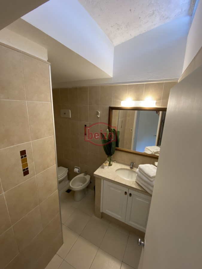 Casa ID.166647/Casa-en-parada-a-100-metros-del-mar,- - Amplia Casa de 4 dormitorios y 3 baños en Mansa 