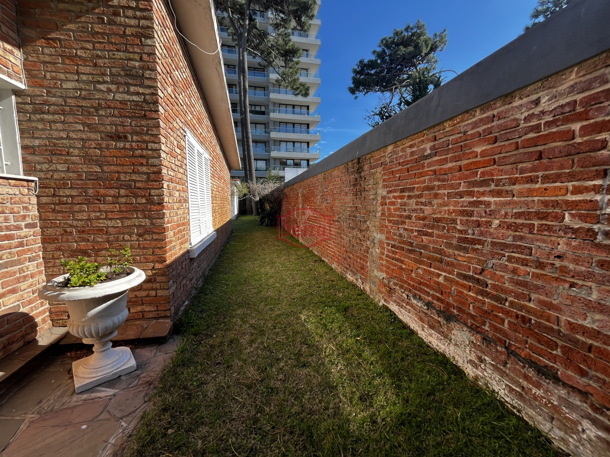 Casa ID.166889/Amplia-casa-de-7-dormitorios-en-Punta-del-Este - Venta casa sobre avenida Italia punta del este ideal inversores