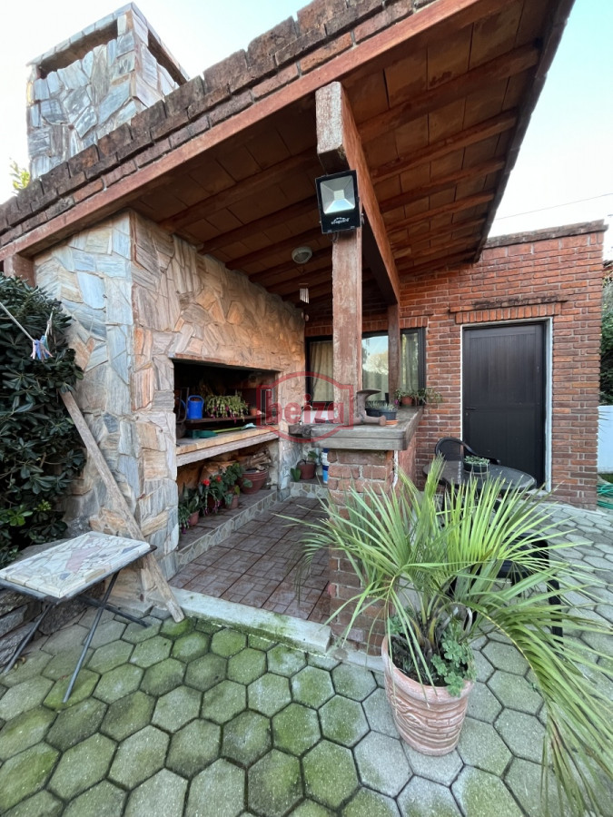 Casa ID.165809/VENDE-CHALET-TRES-DORMITORIOS-,-DOS-BAÑOS-Y-DORMITORIO-Y-BAÑO-DE-SERVICIO- - casa en venta