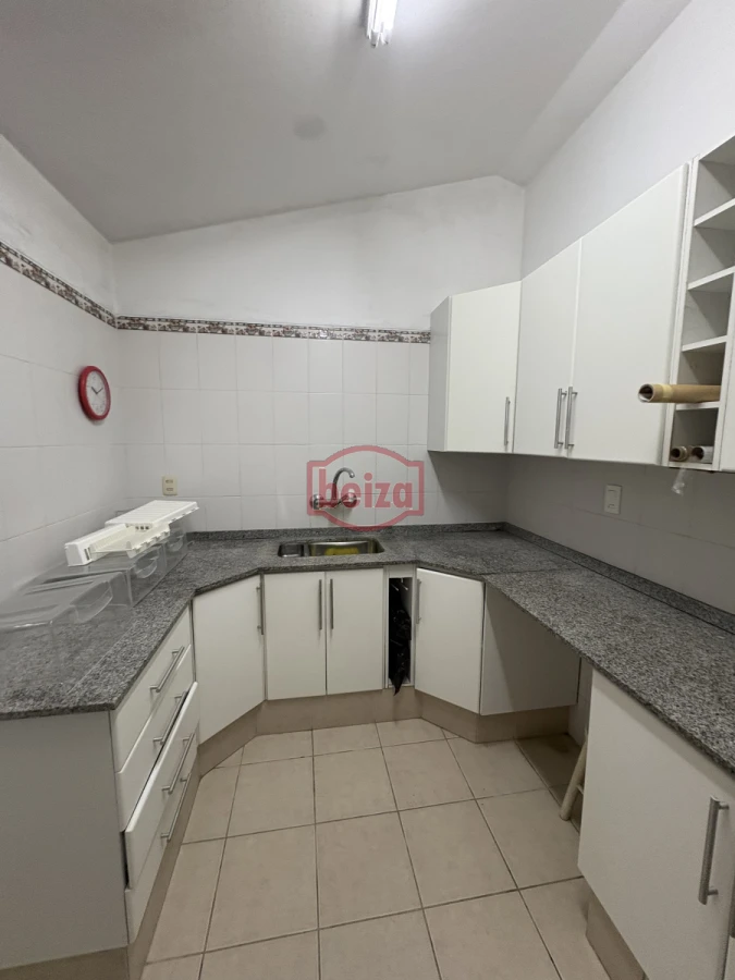 Casa ID.166171/Casa-de-3-dormitorios-en-Playa-Mansa.- - Casa en venta para clinica