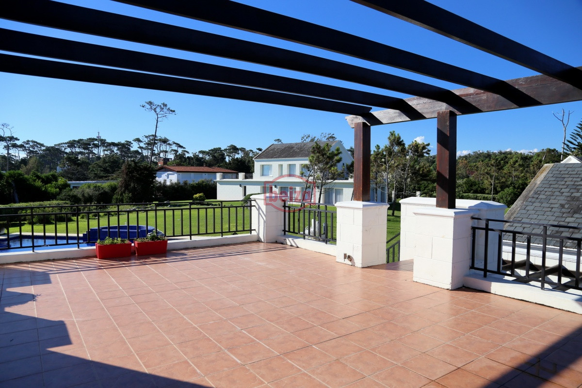Casa ID.163770/Excelente-casa-moderna-en-Tio-tom,-pegada-al-mar - EXCLUSIVA PROPIEDAD Frente a la bahía, en lo alto y con una vista majestuosa al atardecer.