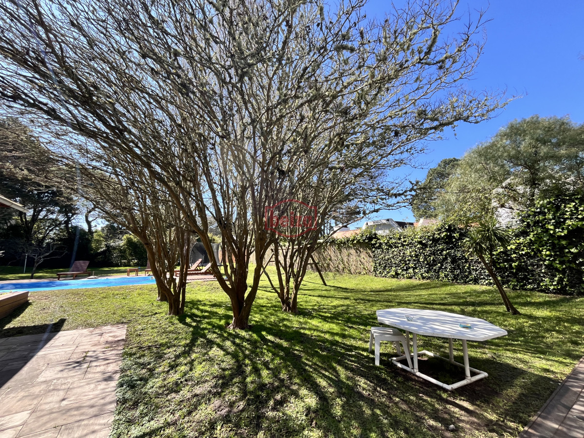 Casa ID.166852/Venta-casa-5-dormitorios-en-Playa-Mansa-Punta-del-Este - Venta casa 4 dormitorios Barrio Golf Punta del Este
