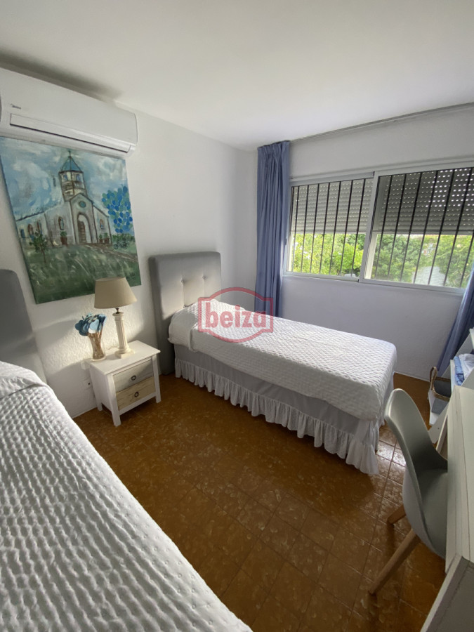 Casa ID.166647/Casa-en-parada-a-100-metros-del-mar,- - Amplia Casa de 4 dormitorios y 3 baños en Mansa 