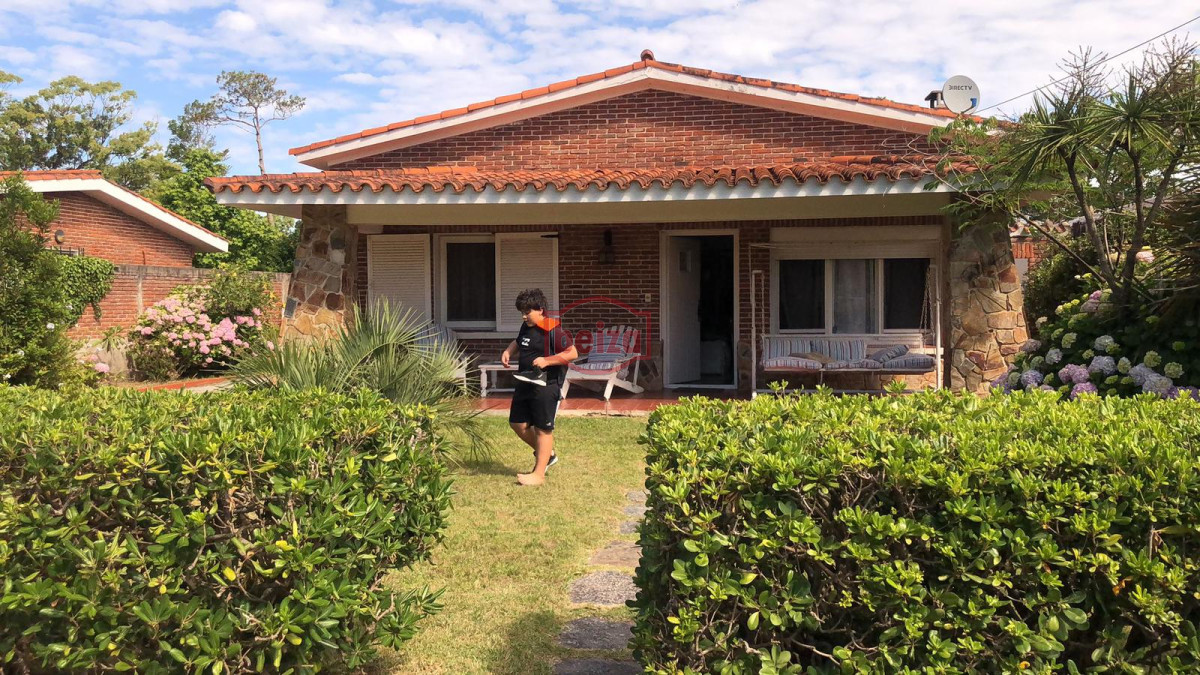 Casa ID.165440/Alquiler-de-casa-de-3-dormitorios-en-Pinares,-Punta-del-Este - alquiler una cuadra del mar MANSA