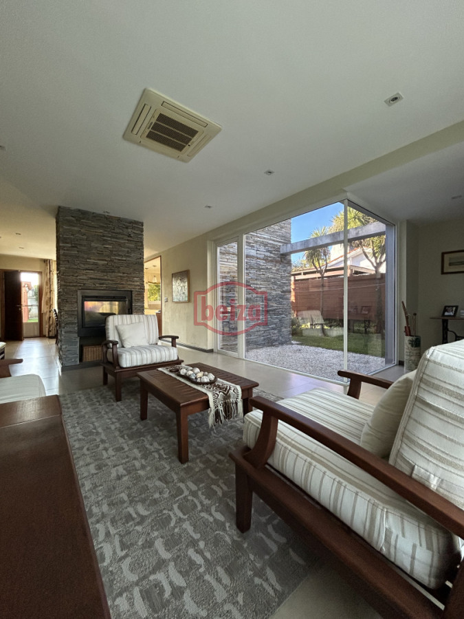 Casa ID.165932/Playa-Mansa-a-150-metros-de-la-costa - Venta. Playa Mansa. 3 Dormitorios. Excelente calidad constructiva.