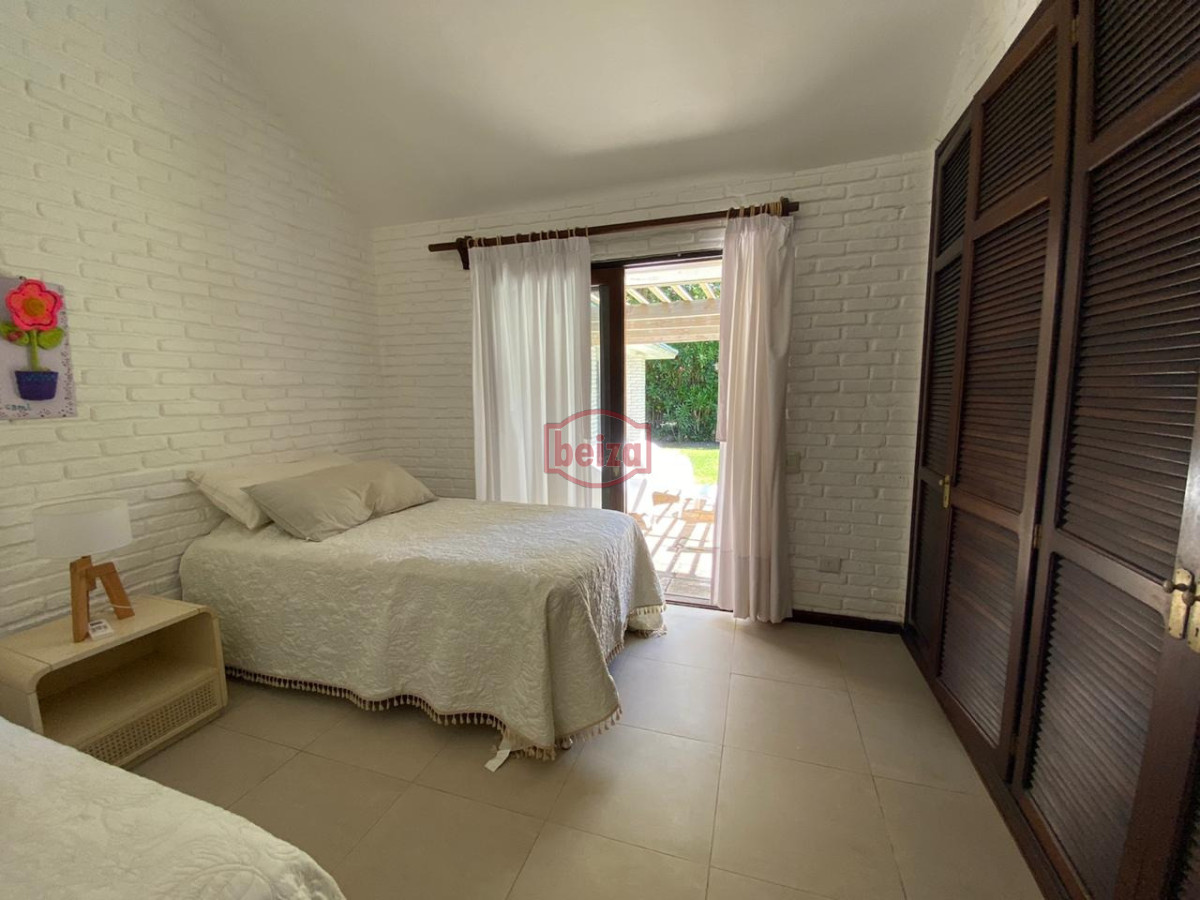 Casa ID.163129/Casa-en-Mansa,-5-dormitorios-* - casa muy bien ubicada en alquiler