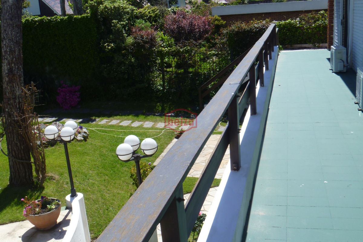 Casa ID.163340/En-venta-y-Alquiler..-imperdible-oportunidad..-a-metros-del-mar!!! - Casa en Mansa, 3 dormitorios *