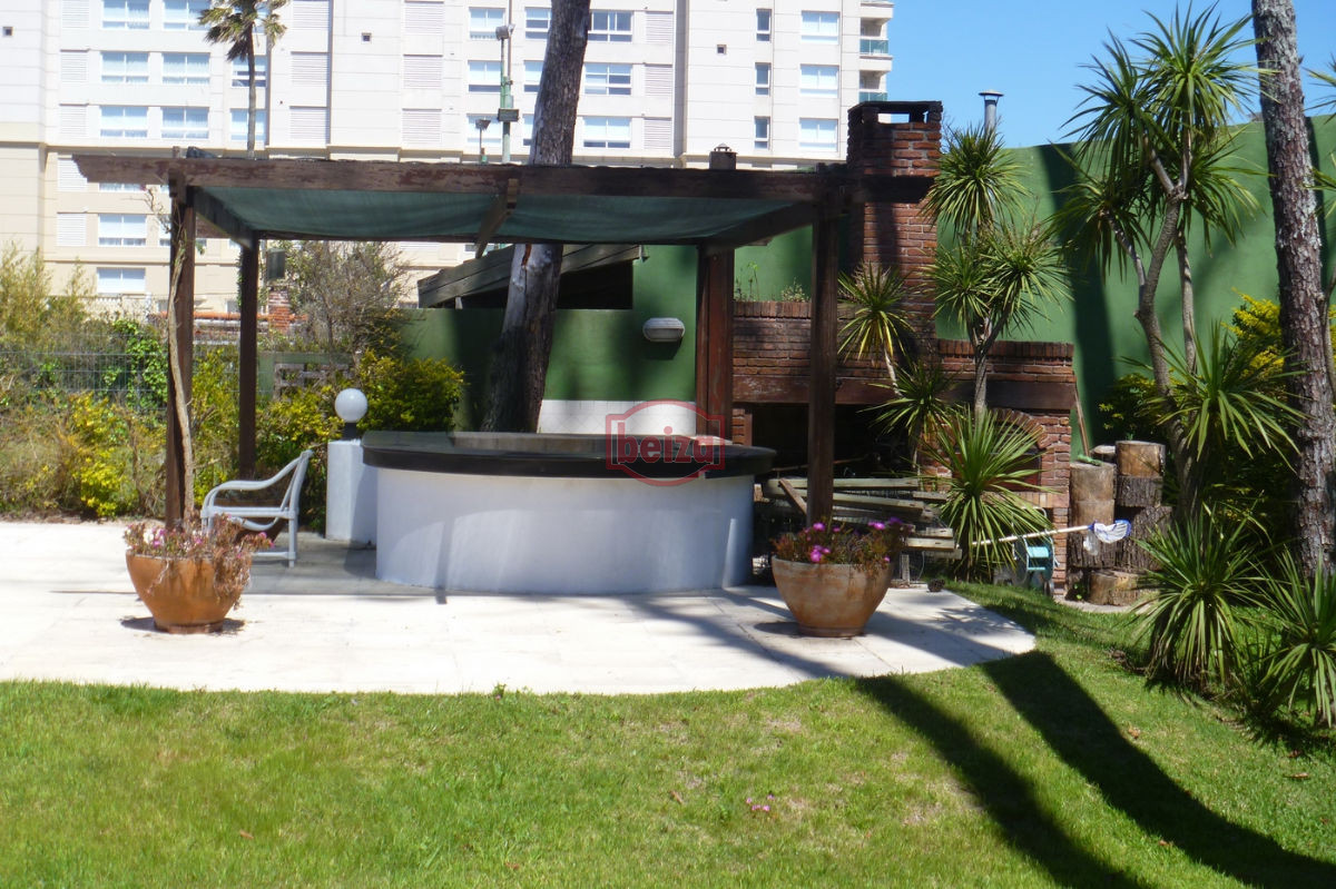 Casa ID.163340/En-venta-y-Alquiler..-imperdible-oportunidad..-a-metros-del-mar!!! - Casa en Mansa, 3 dormitorios *
