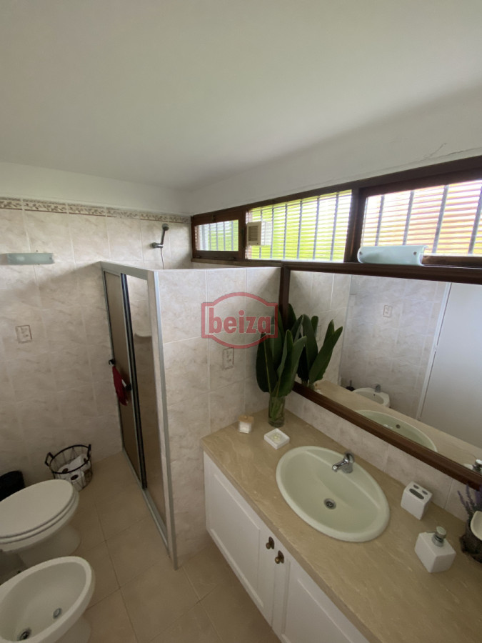 Casa ID.166647/Casa-en-parada-a-100-metros-del-mar,- - Amplia Casa de 4 dormitorios y 3 baños en Mansa 