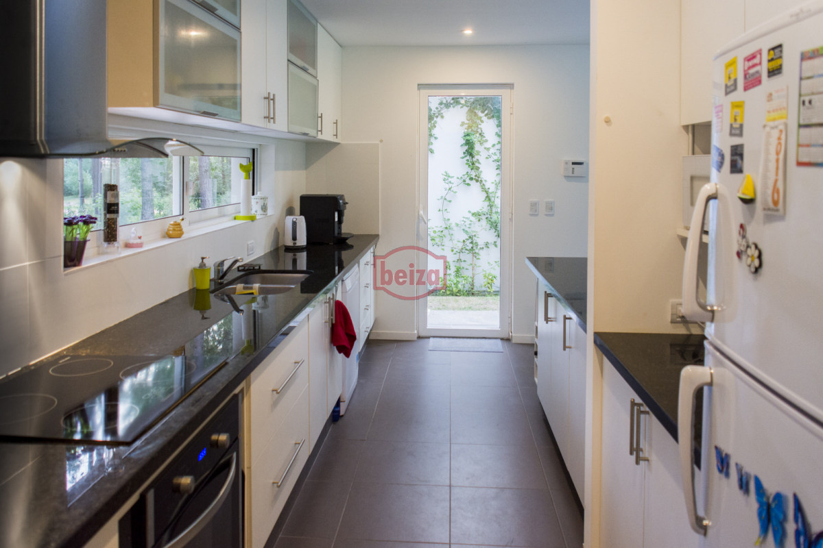 Casa ID.166395/Venta.-Playa-Mansa.-3-Dormitorios.-Excelente-calidad-constructiva. - ESPENDIDA CASA EN VENTA