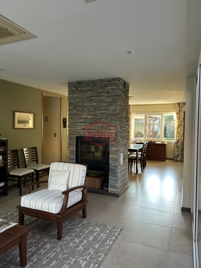 Casa ID.165932/Playa-Mansa-a-150-metros-de-la-costa - Venta. Playa Mansa. 3 Dormitorios. Excelente calidad constructiva.