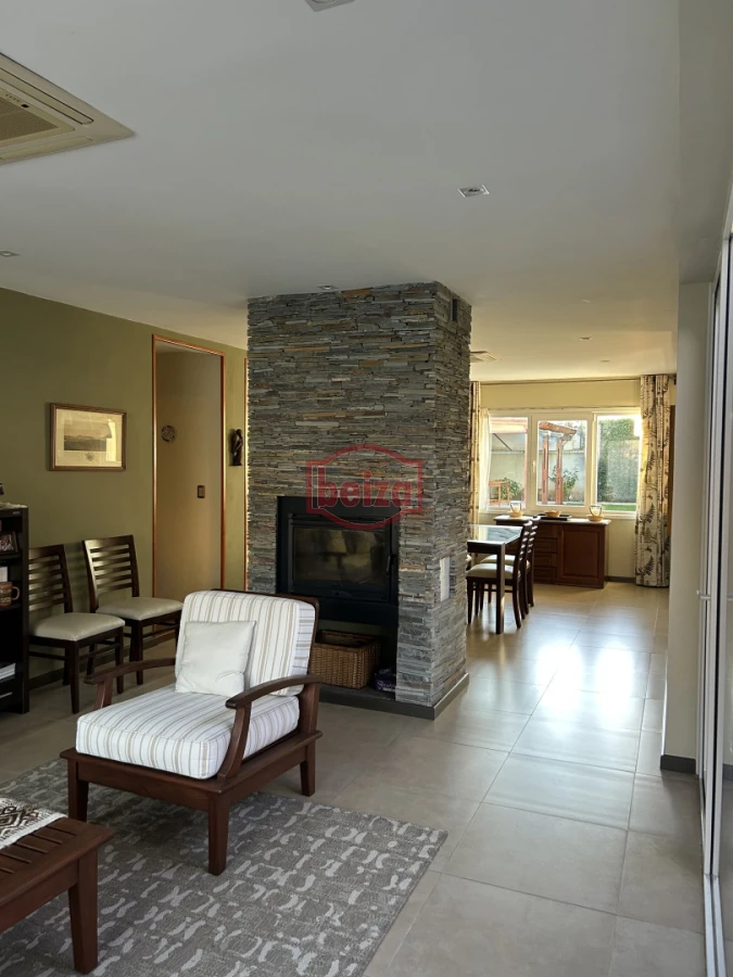 Casa ID.165932 - Venta. Playa Mansa. 3 Dormitorios. Excelente calidad constructiva.