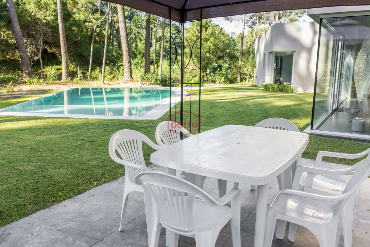 Casa ID.166395/Venta.-Playa-Mansa.-3-Dormitorios.-Excelente-calidad-constructiva. - ESPENDIDA CASA EN VENTA