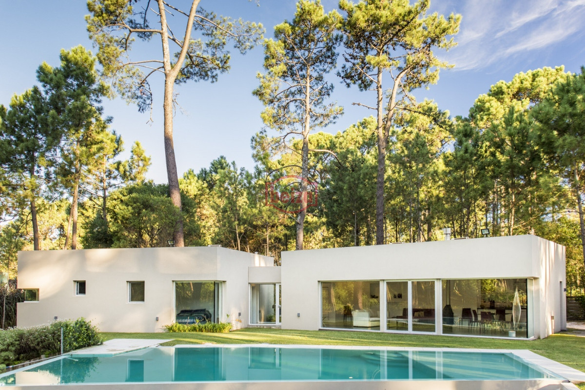 Casa ID.166395/Venta.-Playa-Mansa.-3-Dormitorios.-Excelente-calidad-constructiva. - ESPENDIDA CASA EN VENTA