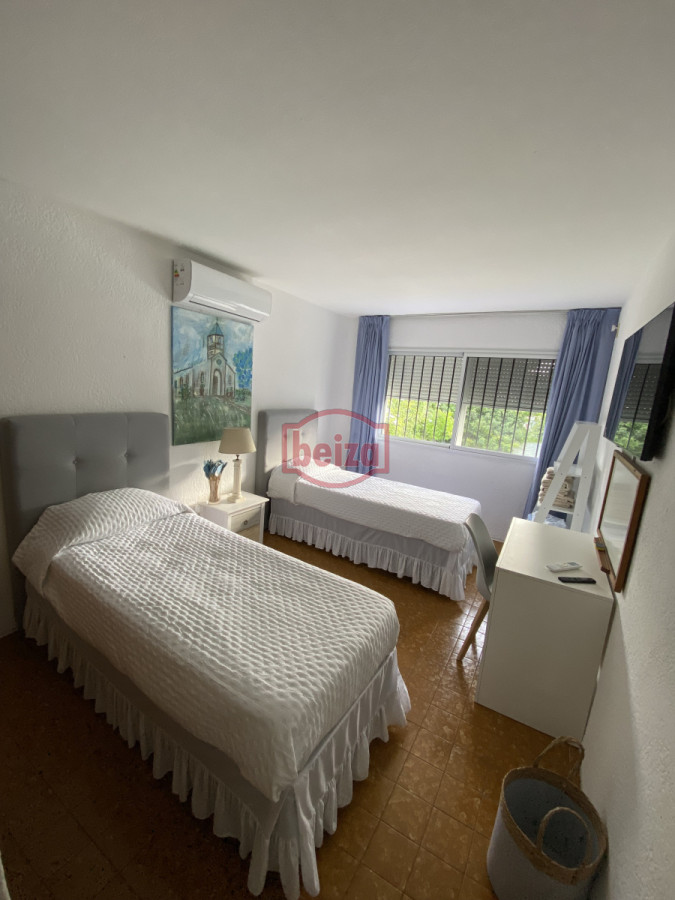 Casa ID.166647/Casa-en-parada-a-100-metros-del-mar,- - Amplia Casa de 4 dormitorios y 3 baños en Mansa 