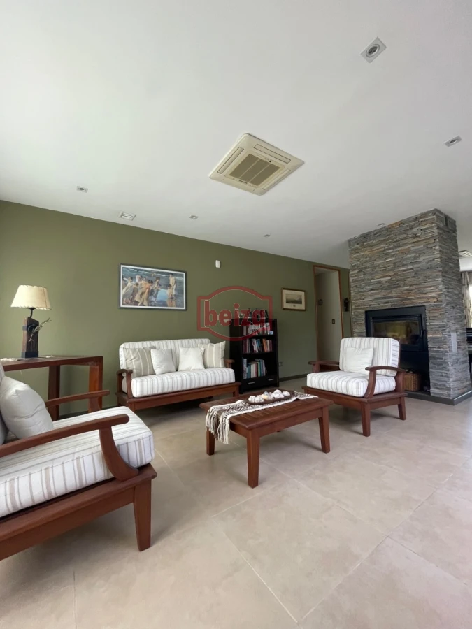 Casa ID.165932 - Venta. Playa Mansa. 3 Dormitorios. Excelente calidad constructiva.